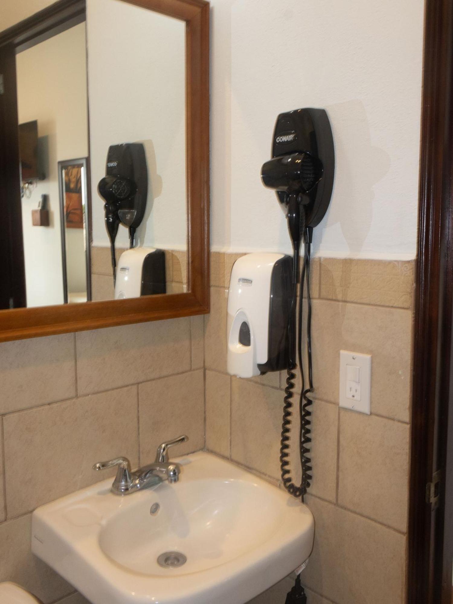 Hotel Leon Inn Kültér fotó
